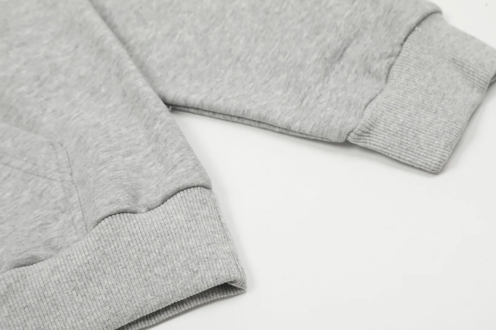 VIVI807# "Exclusive hot style" vivienne west wood West Queen Vivienne Saturn classic small label hooded sweatshirt 2024 top hot style No need to say more, directly open the details YB mold opening Correct seam collar details ⚠️The authentic product is the seam threaded neckline without a collar strip. Our family only makes the right version of the goods. We are careful to make sure that the first release of the Queen Mother of the whole network is correct. The full range of correct accessories and every detail is completely restored. Straight up to full Size: XS-L